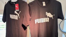 Ein T-Shirt der Marke "Puma" neben einem Plagiat