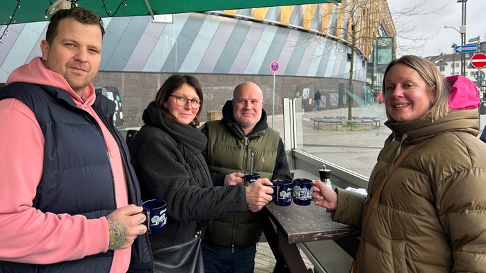 Sarah, Patrick, Snezi und Sebastian treffen sich zum Glühwein 