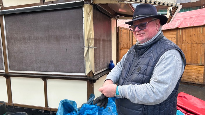 Michael Karp-Decker baut gerade seinen Weihnachtsmarkt in Solingen ab. 