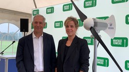 Christian Sommer, Vorstand Vantage Towers, und Mona Neubaur, Umweltministerin NRW, bei der eröffnung den ersten Mobilfunkmastes mit Windrädern.