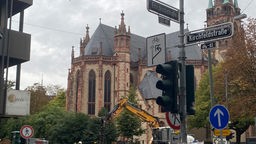 Das Straßenschild der Friedrichstraße vor einer Baustelle