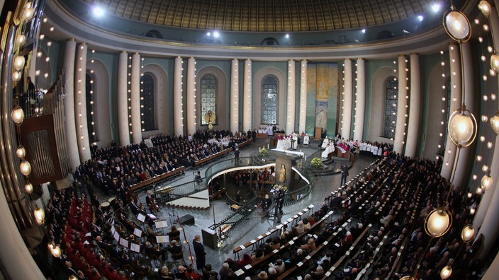 Hunderte Menschen nehmen am 28.02.2013 in der Kathedrale St. Hedwig in Berlin am Dankgottesdienstes für Papst Benedikt XVI teil