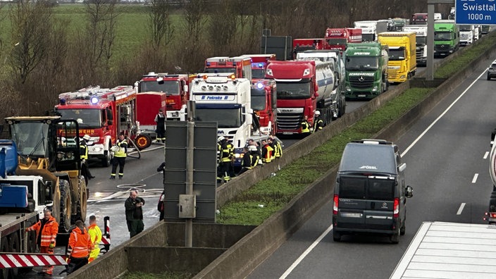 Auf dem Bild ist der Stau auf der A61 zu sehen, nachdem ein LKW ausgebrannt ist.