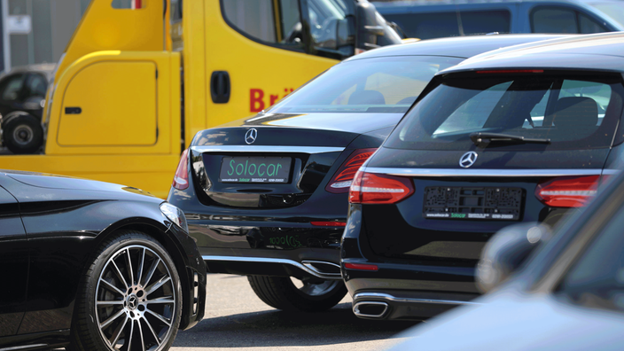 Auf dem Fotos sind zwei Wagen der Marke Mercedes von rechts hinten zu sehen