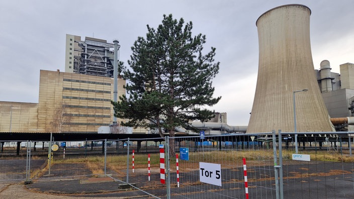 Das stillgelegte Kohlekraftwerk Frimmersdorf in Grevenbroich von Außen