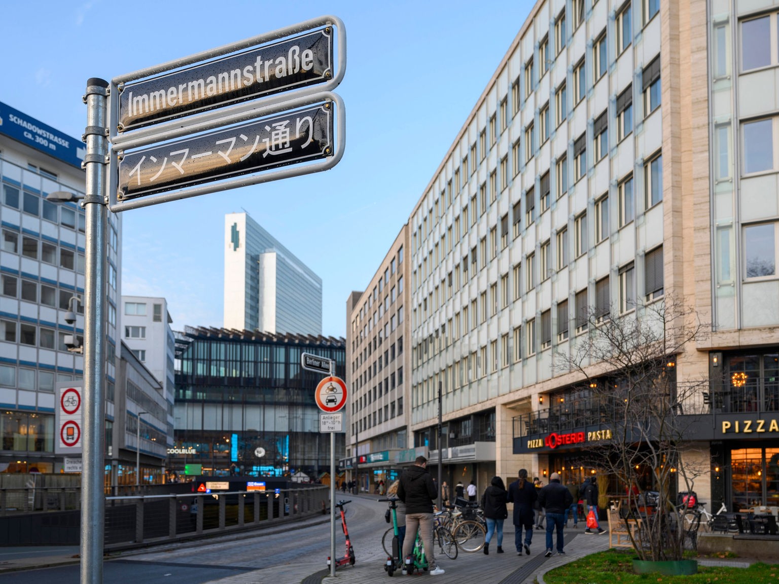 Erstes arabisches Straßenschild in Düsseldorf - Rheinland