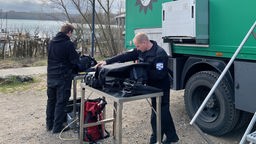 Polizeitaucher machen sich bereit für ihren Einsatz im Blausteinsee