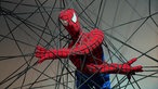 Eine Spiderman-Puppe in ein Spinnennetz eingewickelt