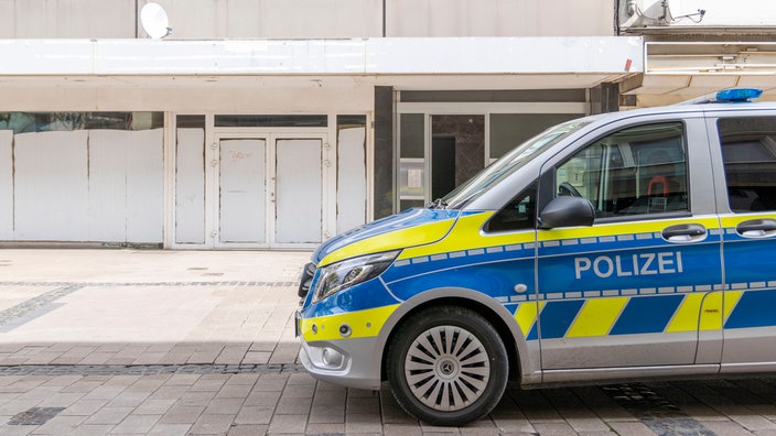 Das Bild zeigt ein Polizeiauto im Einsatz.