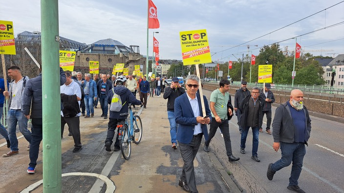 Hunderte Taxifahrer demonstrieren in Köln.