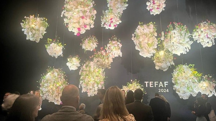 Blumenschmuck im Foyer der Messehallen der Tefaf Kunstmesse