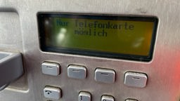 Das Display in einer Telefonzelle zeigt "Nur Telefonkarte möglich" an.