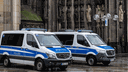 Zwei Polizeiautos vor dem Kölner Dom