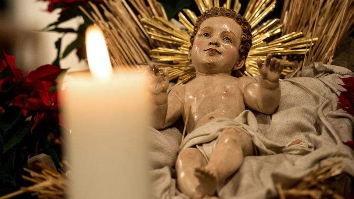 Jesuskind vor einem Altar in der Kirche. 