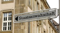 Ein Schild weist auf den Eingang der Staatsanwaltschaft in Mönchengladbach hin.