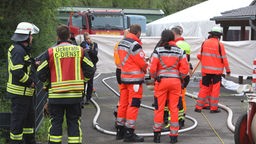 Rettungskräfte an einem Vereinsgelände