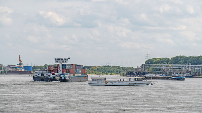 Schiffe im Rhein bei Wesseling (Archivfoto)