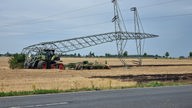 Traktor rammt Strommast - Stromausfall in Erftstadt