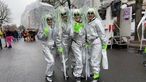 Vier Frauen im Space-Look beim Kö-Treiben in Düsseldorf