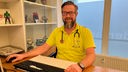 Kinderarzt Carsten Weiser am Schreibtisch