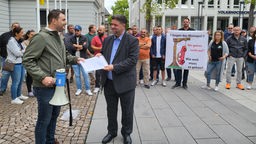 Teilnehmer der Demonstration vor dem Krefelder Rathaus: Die Petition wird an die Verwaltung übergeben.