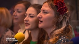 zu sehen sind drei ukrainische Sängerinnen 