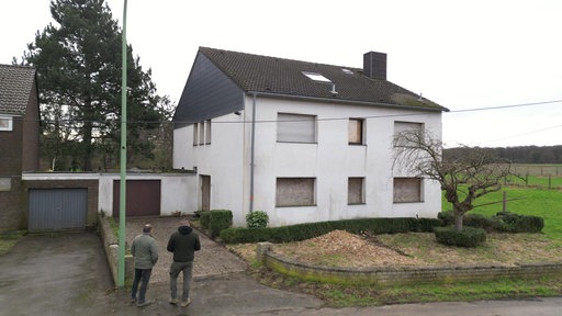 Vater und Sohn vor dem Haus.