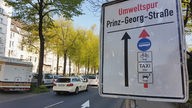 Verkehrsschild weist auf die Umweltspur auf der Prinz-Georg-Straße in Düsseldorf hin