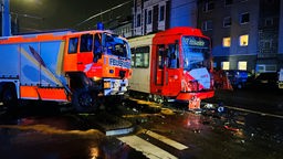 Ein Feuerwehr-Wagen ist in Köln mit einer Straßenbahn zusammengekracht. Links im Bild ist der beschädigte Feuerwehr-Wagen, rechts die kaputte Straßenbahn.