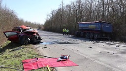 Der zerstörte PKW und LKW an der Unfallstelle