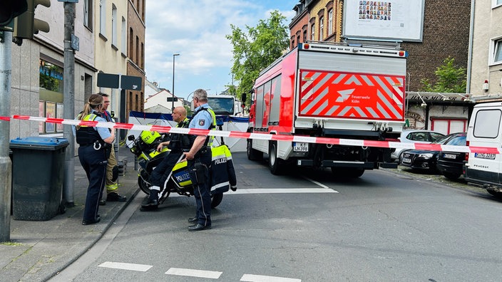 Die Polizei und Feuerwehr stehen an der Unfallstelle