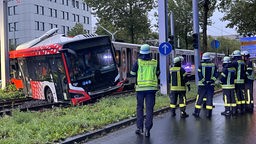 Stadtbahn nach Unfall teilweise entgleist