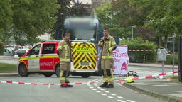 Rettungskräfte stehen an der abgesperrten Unfallstelle in Siegburg