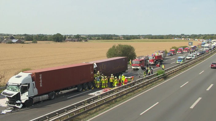 Mehrere Lkw auf der A61 bei Süchteln sind in einen Unfall verwickelt.