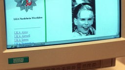 Auf einem Computerbildschirm ist die Akte Claudia Ruf geöffnet.