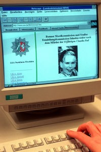 Auf einem Computerbildschirm ist die Akte Claudia Ruf geöffnet.