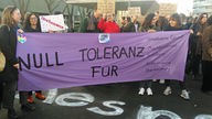 Demonstrierende vor der Uni Köln.