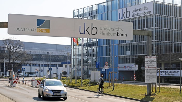 Zu sehen ist ein modernes Gebäude, auf einem Schild an der Fassade steht: ukb Universitäts Klinikum Bonn.