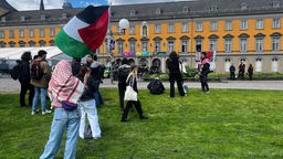 Teilnehmer einer Solidaritätsdemo vor der Uni Bonn