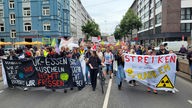 Viele Personen ziehen streikend durch eine Düsseldorfer Straße
