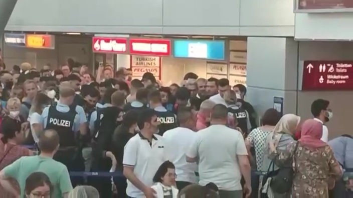 Viele Reisenden am Düsseldorfer Flughafen werden von der Bundespolizei beruhigt