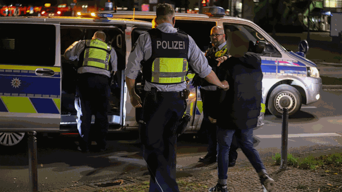 Das Bild zeigt die Verhaftung eines Jugendlichen nach einer Verfolgungsjagd von Köln nach Wuppertal