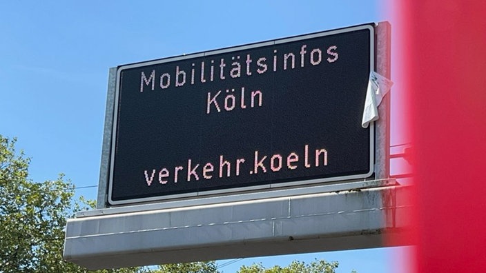 Eine Verkehrsinformationstafel in Köln.