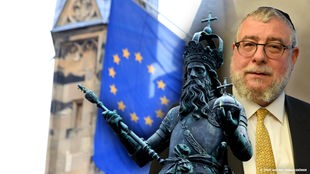 Eine Statue von Karl der Große mit einer Fahne der Europäischen Union vor dem Rathaus in Aachen.