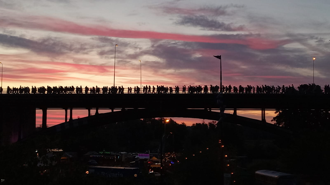 Teilnehmer der Vierdaagse-Wanderung am frühen Morgen auf einer Brücke