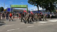 Uniformierte Soldaten marschieren auf der Strecke