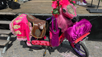 Ein schrill und pink gestaltetes Moped