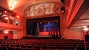 Theatersaal der Volksbühne ohne Zuschauer im stimmungsvollen Licht