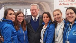Volunteers der Weltklimakonferenz mit Al Gore