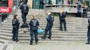 Polizisten stehen auf einer Treppe am Wiener Platz